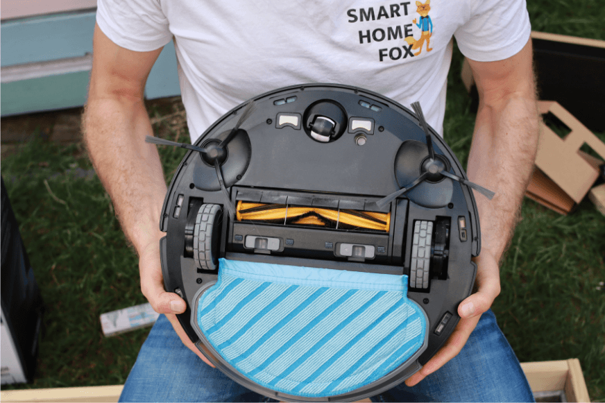 Ecovacs Deebot OZMO 950 from below